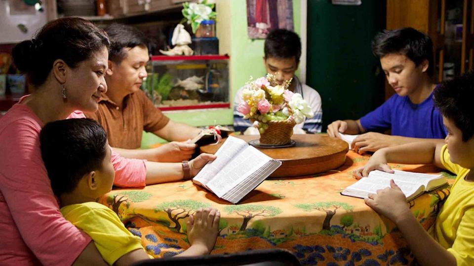 filipino family praying together